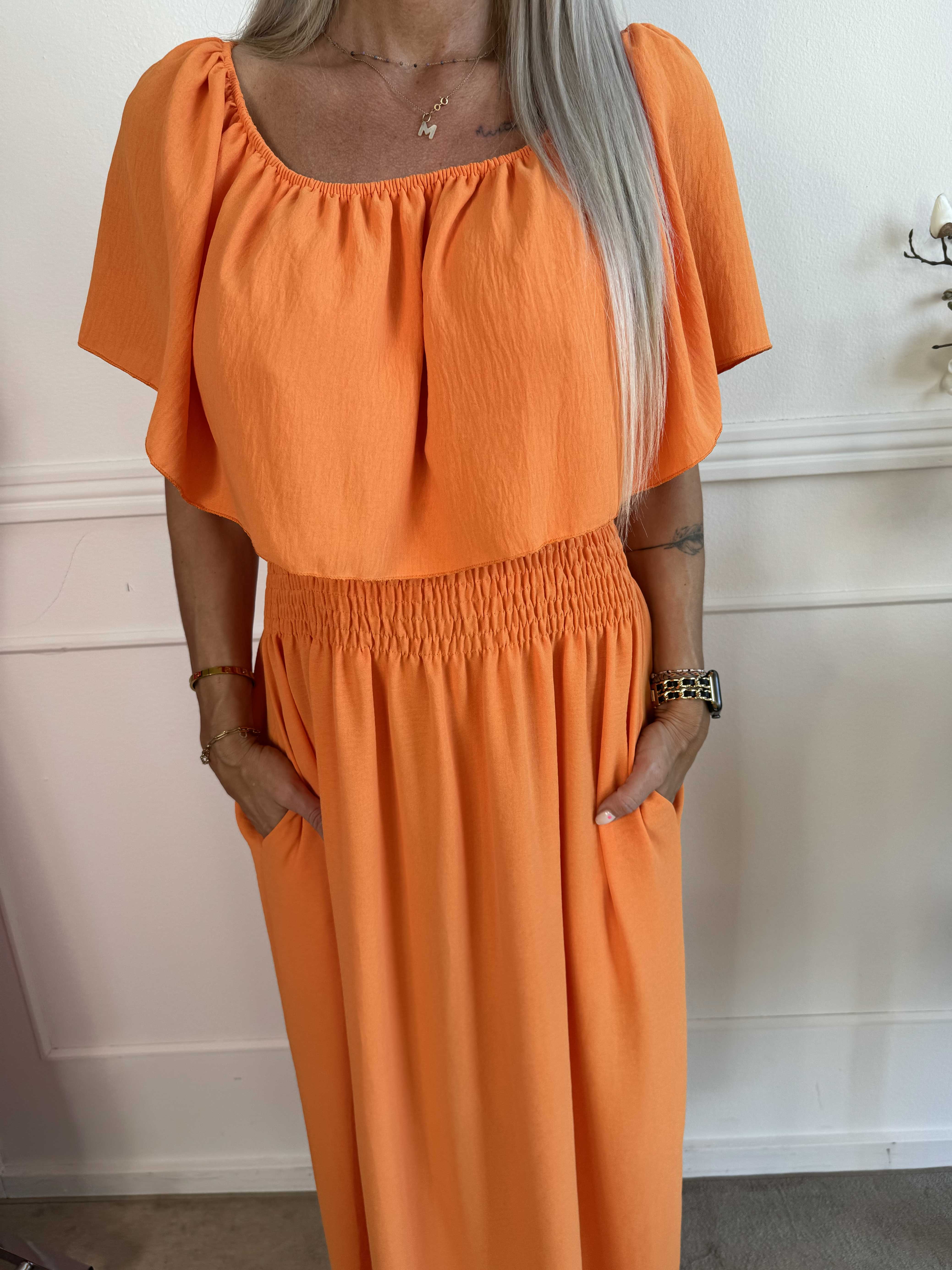 Rachel - Lang kjole med lommer og flæsekant